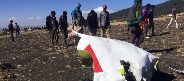 Люди идут по месту крушения самолета рейса ET 302 эфиопских авиалиний, недалеко от города Бишофту, к юго-востоку от Аддис-Абебы - Sputnik Грузия