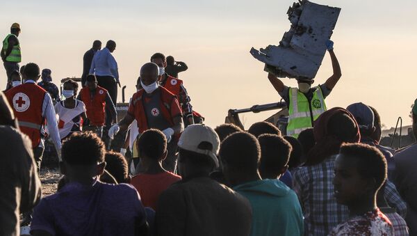 Люди с обломками самолета на месте авиакатастрофы Ethiopian Airlines  - Sputnik Грузия