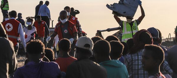 Люди с обломками самолета на месте авиакатастрофы Ethiopian Airlines  - Sputnik Грузия