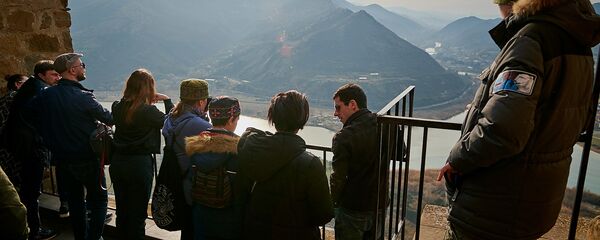 Туристы в горах Грузии осматривают регион Мцхета Мтианети - Sputnik Грузия