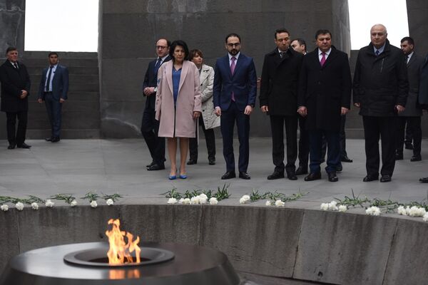 После посещения мемориального комплекса грузинский лидер отправилась в Музей-институт геноцида армян - Sputnik Грузия