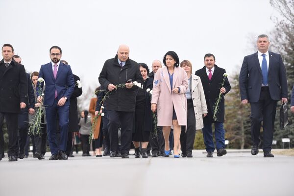 Визит в Армению стартовал с посещения мемориального комплекса Цицернакаберд  - Sputnik Грузия