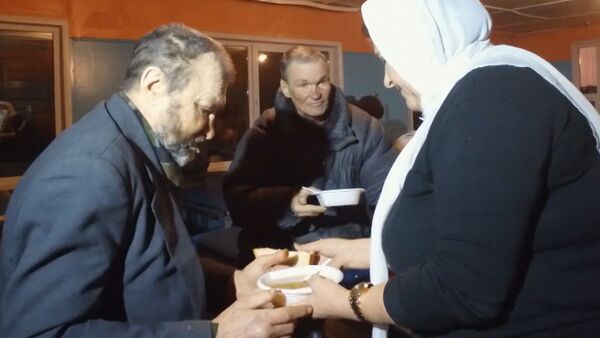 Жительница Казахстана бесплатно кормит бездомных - Sputnik Грузия