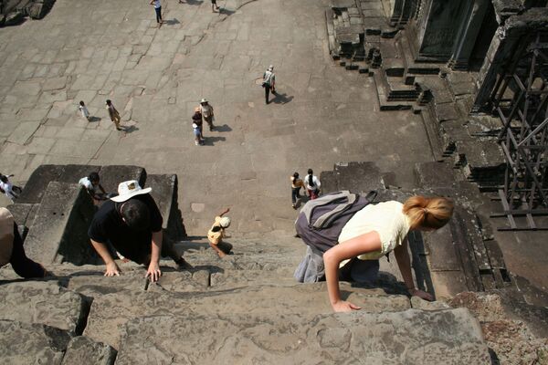 К самому верхнему храму комплекса Ангкор-Ват в Камбодже можно попасть только карабкаясь по крутой каменной лестнице, имеющей уклон в 70 градусов. Лестница сделана такой крутой и опасной не случайно. Местные гиды говорят, что люди должны помнить, как трудно попасть на небеса - Sputnik Грузия