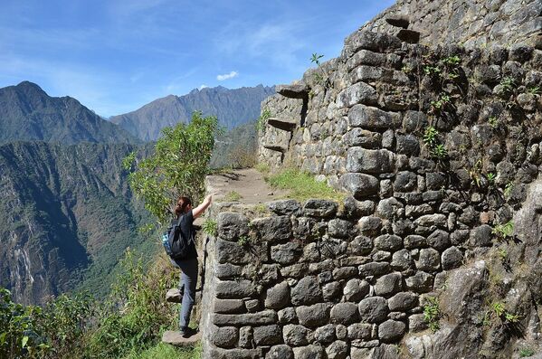 Одна из самых протяженных и крутых лестниц  на горном хребте Уайна-Пикчу в Перу ведет к храму Луны. Она насчитывает почти 600 ступеней. Подъем по лестнице - испытание не для слабонервных, так как ступени являются довольно высокими, а перил и каких-либо ограждений у лестницы нет - Sputnik Грузия