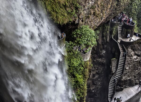 Удивительной природной достопримечательностью в Эквадоре, является водопад с устрашающим названием Котел Дьявола. Чтобы туристам было удобнее любоваться его красотой, на скале, с которой срывается водопад, вырубили винтовую лестницу. Она в буквальном смысле овивает потоки водопада и позволяет рассмотреть его со всех сторон
 - Sputnik Грузия
