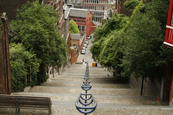 Солдатская лестница является одной из главных исторических достопримечательностей бельгийского города Льеж. Через равные интервалы на лестнице устроены площадки со скамейками, где можно отдохнуть во время восхождения - Sputnik Грузия