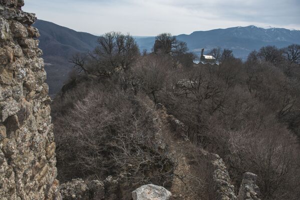 До наших дней крепость сохранилась в виде руин и развалин древних сооружений, но даже то, что мы можем увидеть сегодня, впечатляет - Sputnik Грузия