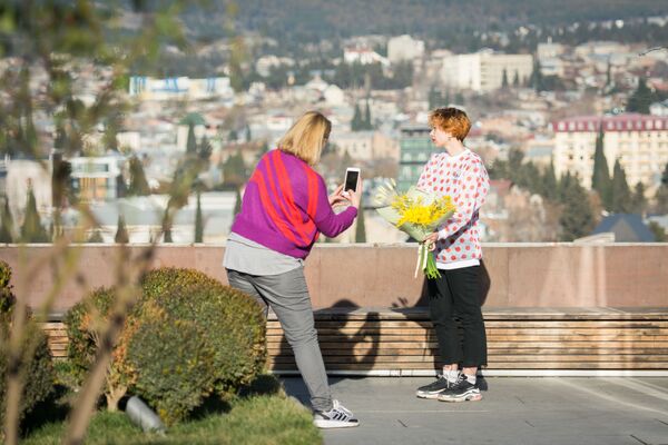 Подумываете сменить аватарку? Весенний Тбилиси - отличная декорация для романтической фотосессии  - Sputnik Грузия