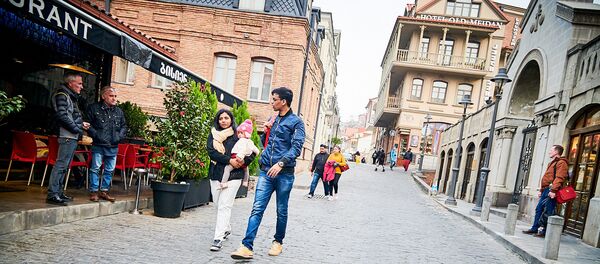 Туристы гуляют по историческому центру Тбилиси - Sputnik Грузия