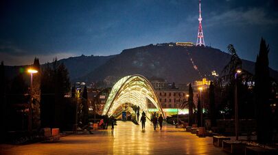 Парк Рике, мост Мира и гора Мтацминда вечером - вид из центра Тбилиси