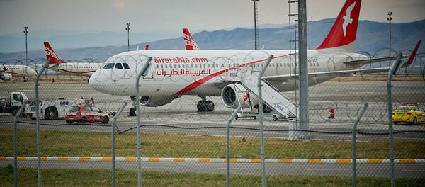 Самолет арабской бюджетной авиакомпании Air Arabia в тбилисском аэропорту - Sputnik Грузия