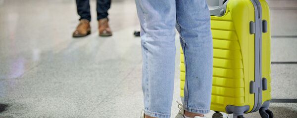 ჩემოდანი ტურისტის ხელში ჩემოდანი ტურისტის ხელში - Sputnik საქართველო