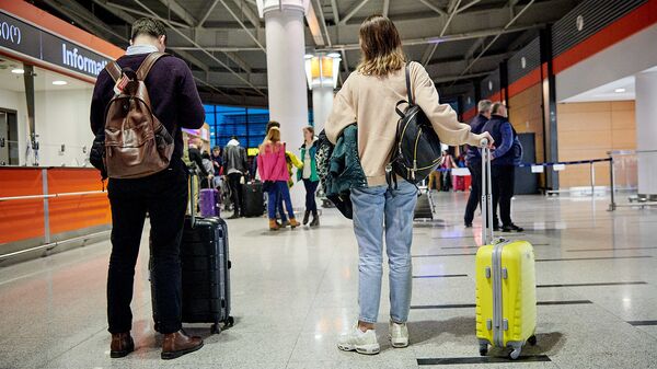 Туристы с чемоданами в тбилисском аэропорту - Sputnik Грузия