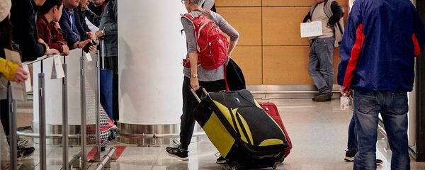 Туристы с чемоданами в тбилисском аэропорту - Sputnik Грузия