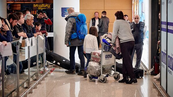 Туристы с багажом в тбилисском аэропорту - Sputnik Грузия