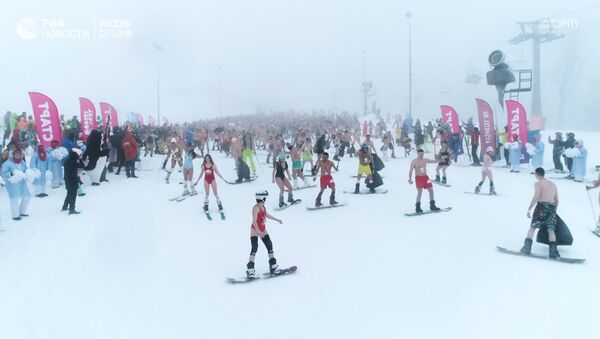 На лыжах и в купальниках: горный фестиваль BoogelWoogel в Сочи - Sputnik Грузия