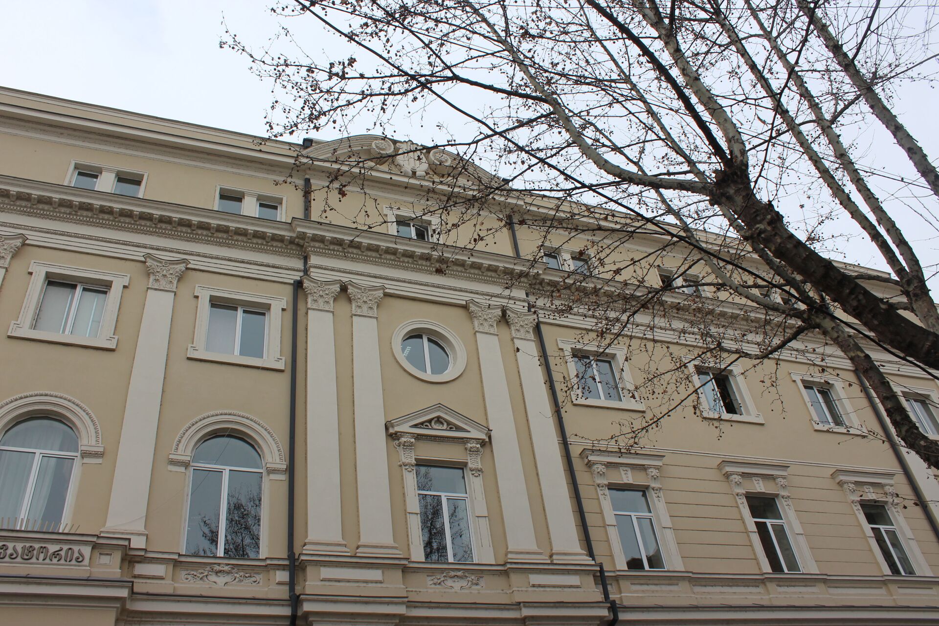 Здание консерватории находится на углу - Sputnik Грузия, 1920, 27.04.2022