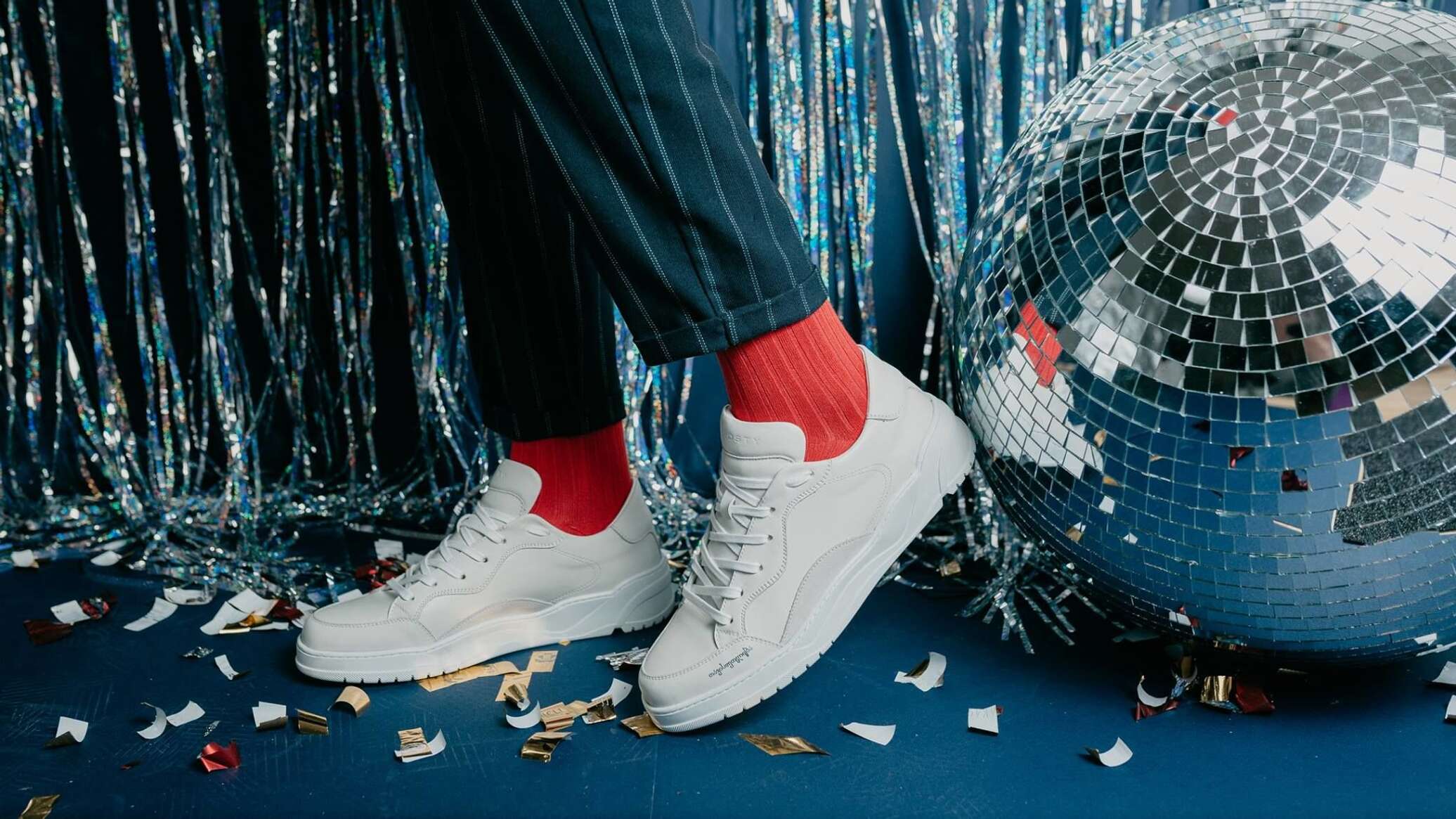 питерские кроссовки в магазинах былина. красивые белые кроссовки. среди сотен пар своих кроссовок. кроссовки с грузинским территорией. Lone коллекция кроссовок.