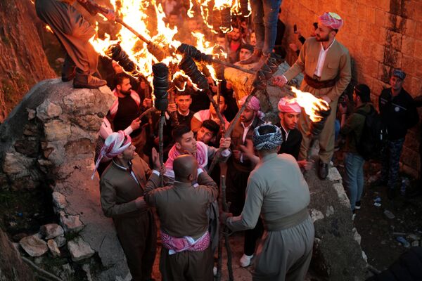 Празднующие разжигают ритуальные костры, факелы и свечи для проведения символических обрядов очищения  - Sputnik Грузия