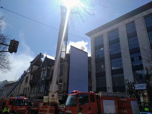 Пожар в центре Тбилиси - на месте находятся 11 пожарных бригад - Sputnik Грузия