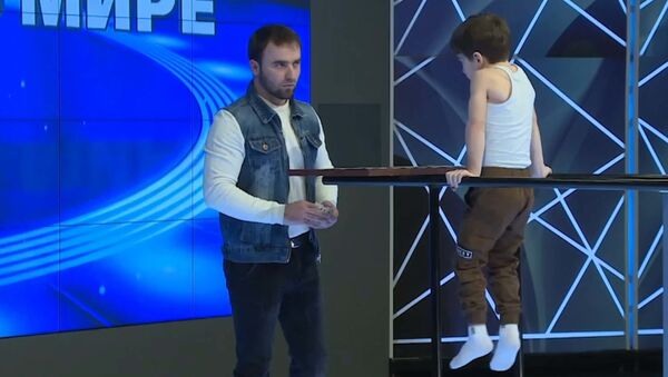 Шестилетний Рахим Куриев из Чечни установил рекорд по отжиманию на брусьях - Sputnik Грузия