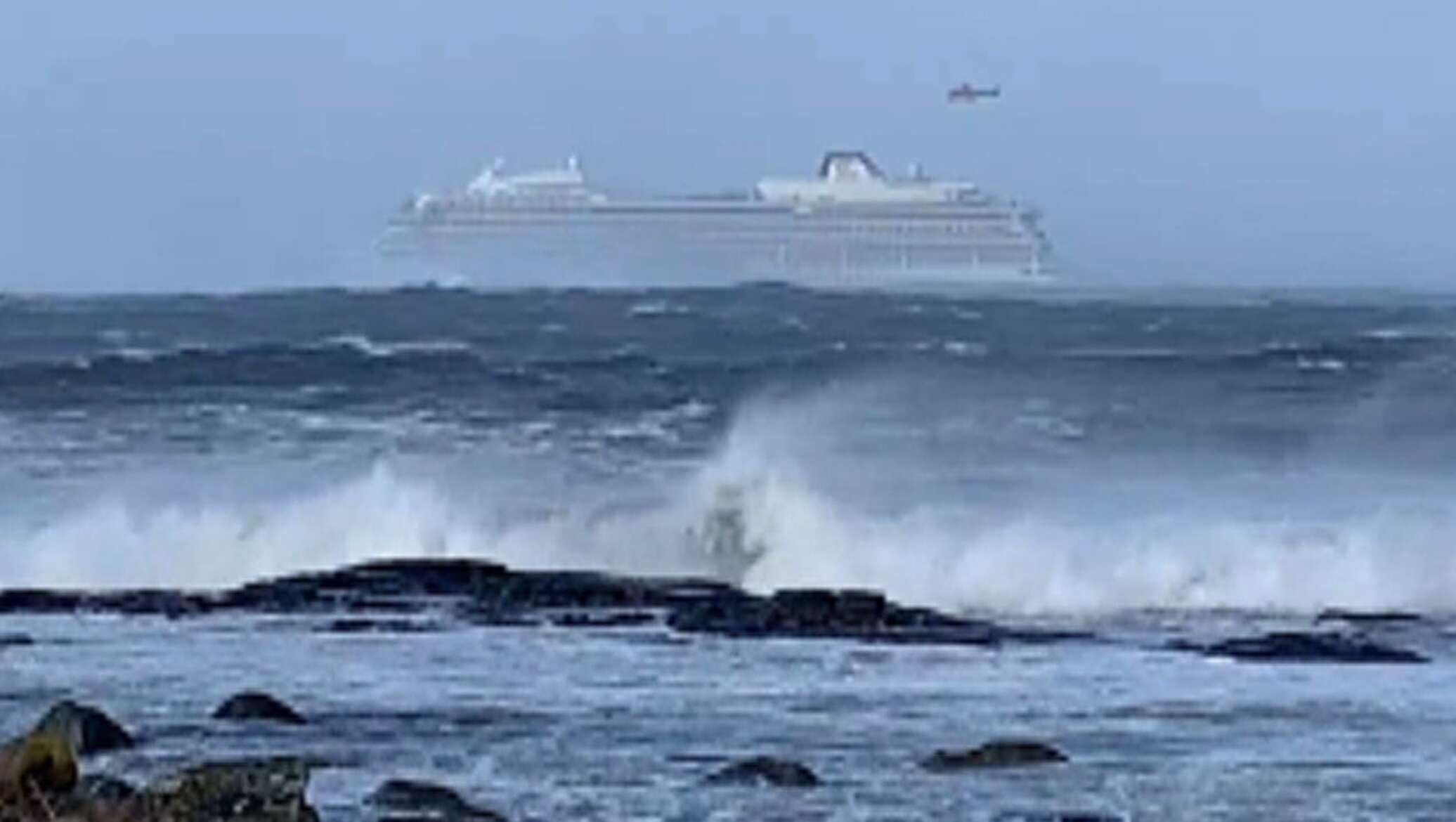Терпящий бедствие дремлет. Круизный лайнер попал в сильный шторм. Цвет моря у берегов Норвегии. Лайнер Викинг икспр 2018. Замёрзший Фьорд с кораблями.