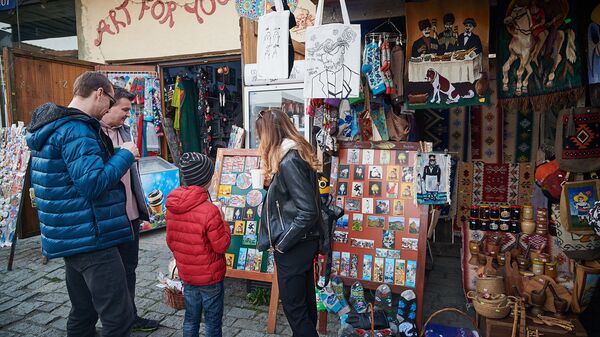 Туристы из России покупают подарки в сувенирной лавке в городе Мцхета - Sputnik Грузия