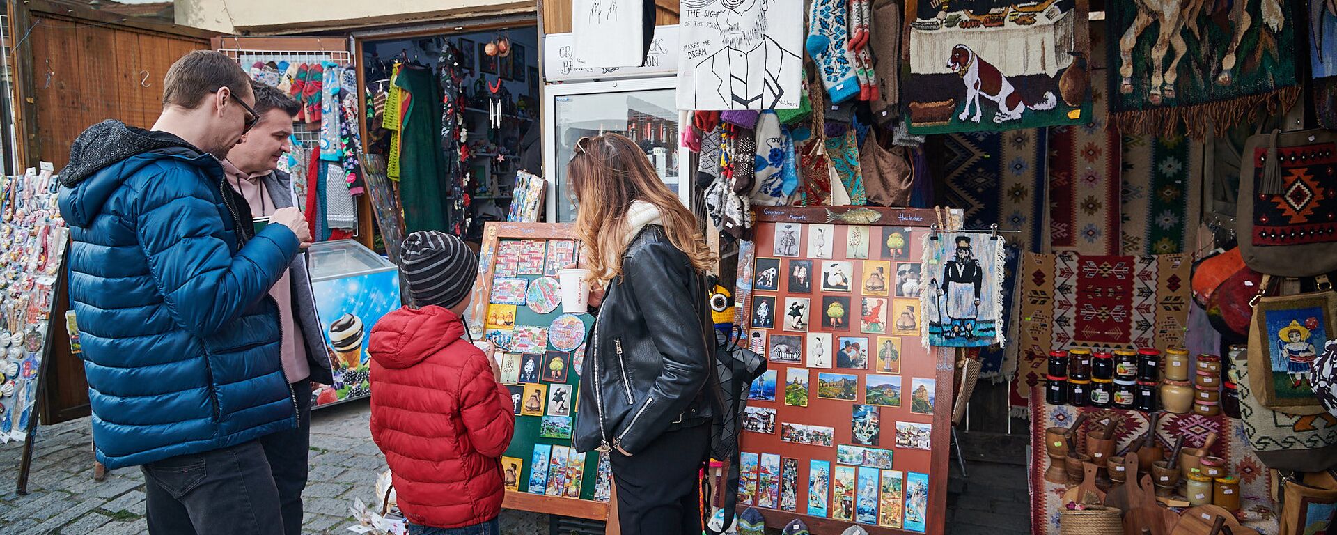 Туристы из России покупают подарки в сувенирной лавке в городе Мцхета - Sputnik Грузия, 1920, 17.01.2026