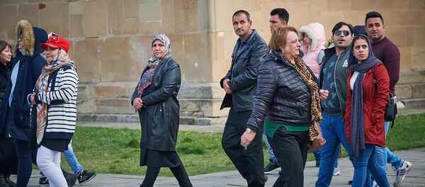 Туристы с Востока в сопровождении гида осматривают достопримечательности города Мцхета - Sputnik Грузия