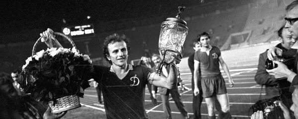 Капитан команды по футболу тбилисского Динамо Манучар Мачаидзе с почетным призом Капитан команды по футболу тбилисского Динамо Манучар Мачаидзе с почетным призом - Sputnik Грузия