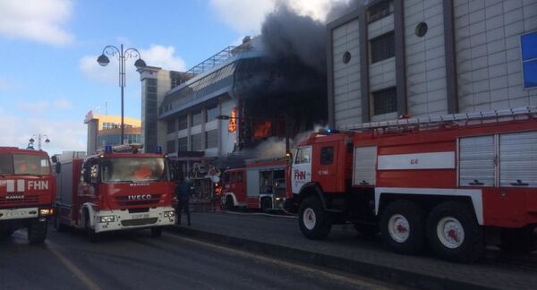 В Баку горит крупный торговый центр - Sputnik Грузия