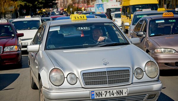 Таксист за рулем своей машины в ходе акции протеста - Sputnik Грузия