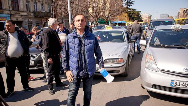 Правозащитник Лаша Чхартишвили выступает на акции протеста таксистов - Sputnik Грузия