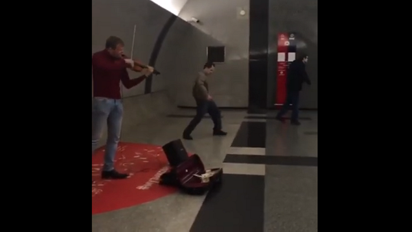 В московском метро скрипач-виртуоз пустил прохожих в пляс под Modern Talking – видео - Sputnik Грузия