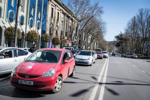 Перед тем, как перекрыть движение у парламента, таксисты на своих машинах устроили автопробег по центру Тбилиси - Sputnik Грузия