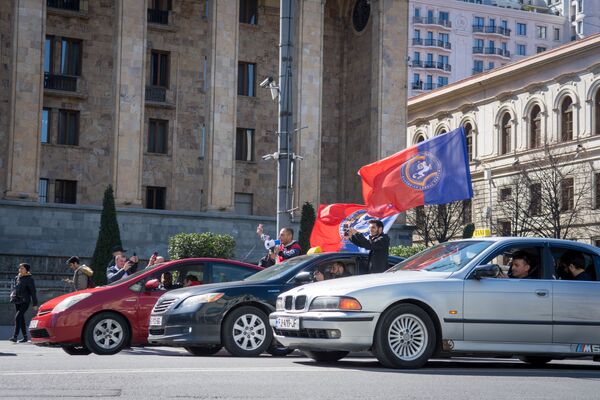 Десятки таксистов на своих машинах проехали от Вокзальной площади через центр столицы Грузии до проспекта Руставели - Sputnik Грузия
