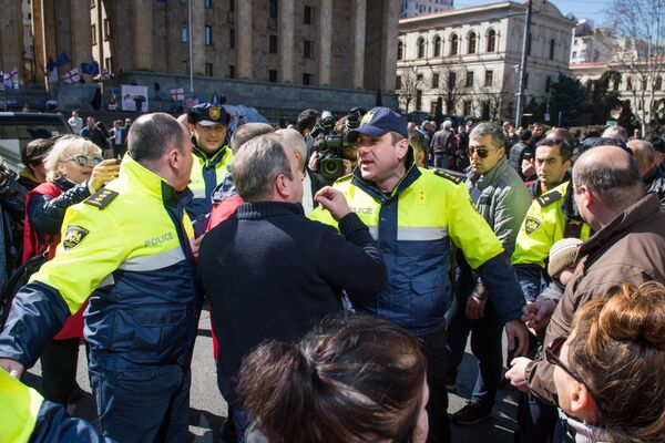 Полиция вступила в стычку с протестующими, пытаясь освободить проезжую часть у здания парламента - Sputnik Грузия