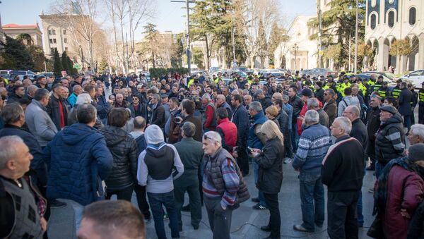 Таксисты провели шумную акцию протеста у здания парламента Грузии - Sputnik Грузия