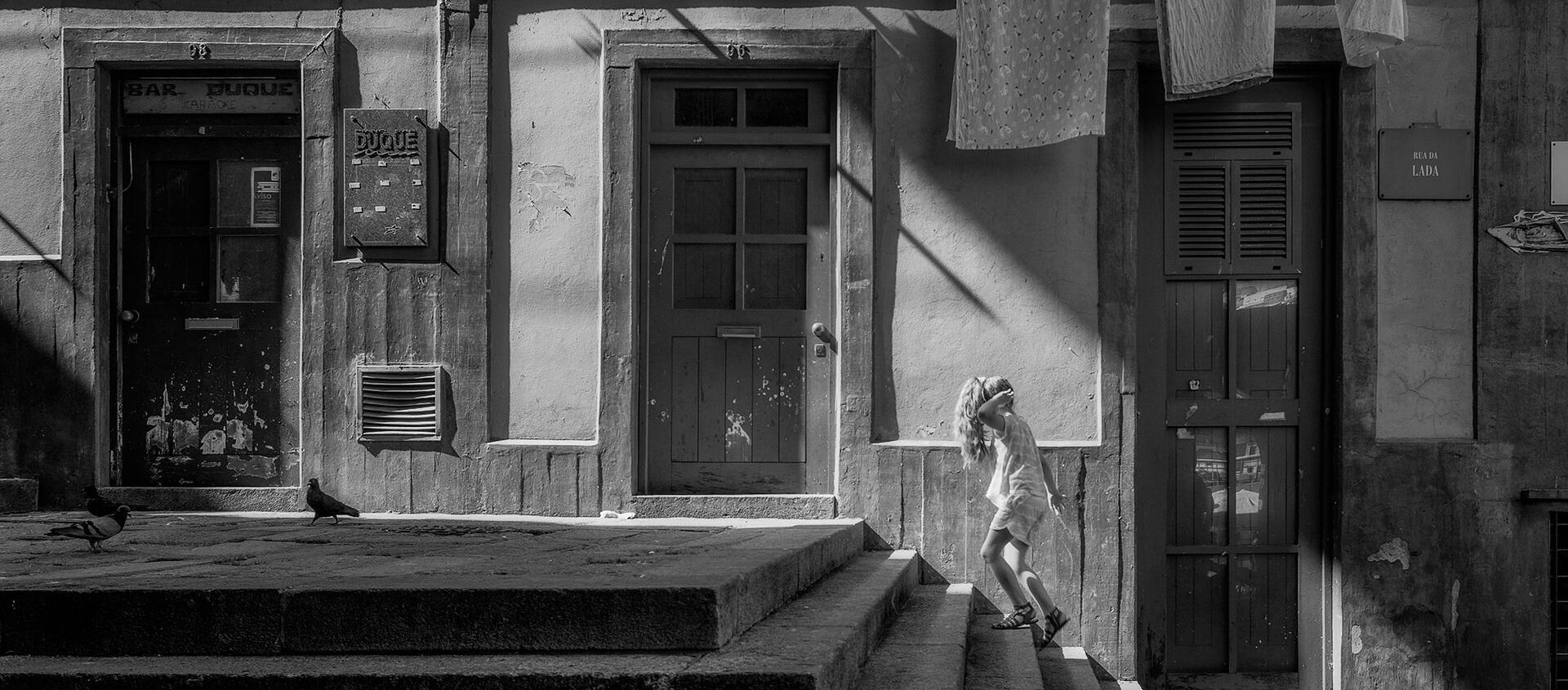 გოგონა სახლის კიბეებზე  - Sputnik საქართველო, 1920, 25.03.2021