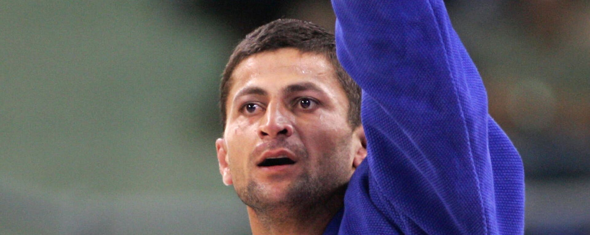 Золотой медалист Грузии Зураб Звиадаури после соревнований по дзюдо среди мужчин до 90 кг на Олимпийских играх 2004 года в Афинах  - Sputnik Грузия, 1920, 29.11.2021