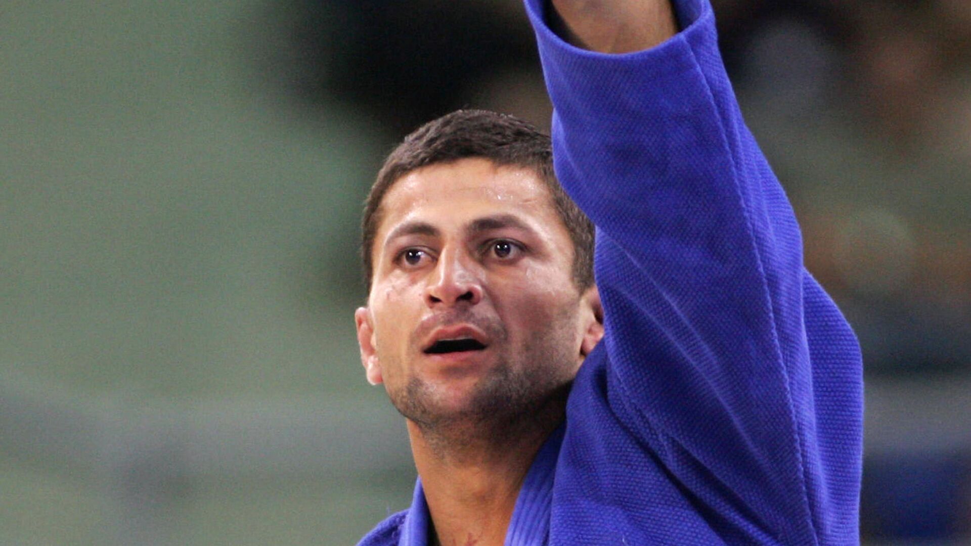 Золотой медалист Грузии Зураб Звиадаури после соревнований по дзюдо среди мужчин до 90 кг на Олимпийских играх 2004 года в Афинах  - Sputnik Грузия, 1920, 29.11.2021