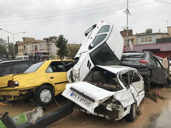 Перевернутые в результате наводнения автомобили в иранском городе Шираз - Sputnik Грузия