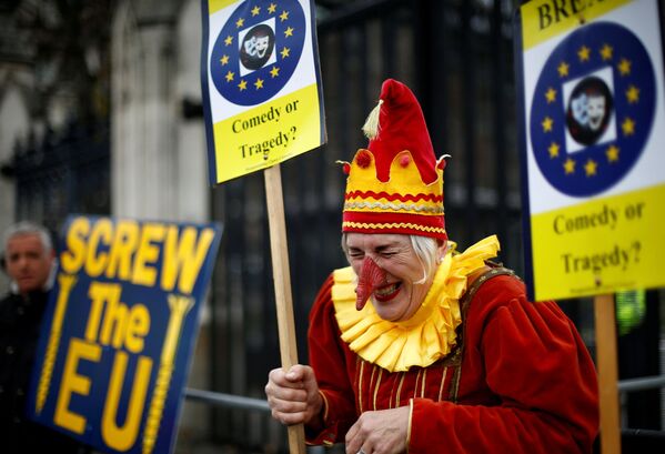 Противник Brexit рядом с его сторонниками на акции в Лондоне - Sputnik Грузия