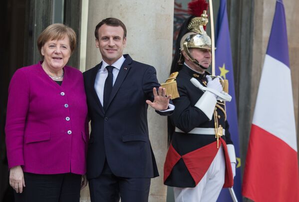 Федеральный канцлер Германии Ангела Меркель и президент Франции Эммануэль Макрон во время встречи лидеров стран ЕС и Китая в Елисейском дворце в Париже - Sputnik Грузия