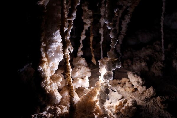 Соляные пещеры – необычные и редкие геологические объекты. Поскольку соль хорошо растворяется в воде, крупные солевые отложения обычно не сохраняются долго - Sputnik Грузия