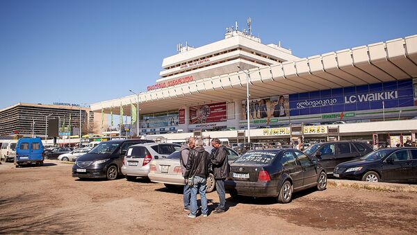 Вокзальная площадь. Стоянка и торговый центр Тбилиси Централ, где также находится железнодорожный вокзал Тбилиси - Sputnik Грузия