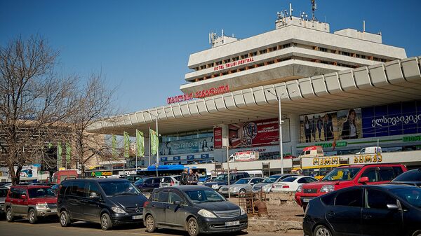 Вокзальная площадь. Стоянка и торговый центр Тбилиси Централ, где также находится железнодорожный вокзал Тбилиси - Sputnik Грузия
