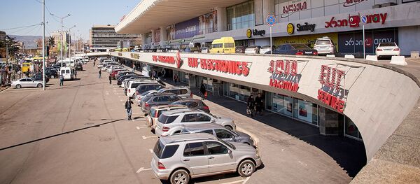 Вокзальная площадь. Стоянка и торговый центр Тбилиси Централ, где также находится железнодорожный вокзал Тбилиси Вокзальная площадь. Стоянка и торговый центр Тбилиси Централ, где также находится железнодорожный вокзал Тбилиси - Sputnik Грузия