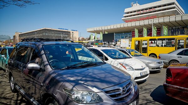 Вокзальная площадь. Машины в пробке и торговый центр Тбилиси Централ, где также находится железнодорожный вокзал Тбилиси  - Sputnik Грузия